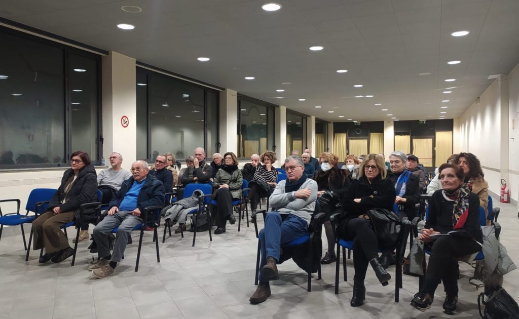 Persone in platea per la presentazione dei quaderni fainiani