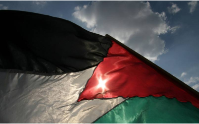 Esposizione della bandiera della Palestina sulla facciata del Palazzo Comunale